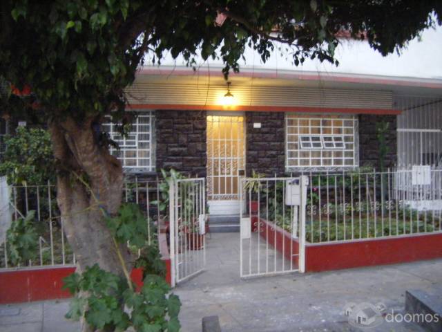 casa de 2 dormitorios con jardin exterior y puerta a la calle.