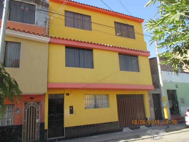 VENDO CASA DE 3 PISOS EN MIRAFLORES AREQUIPA