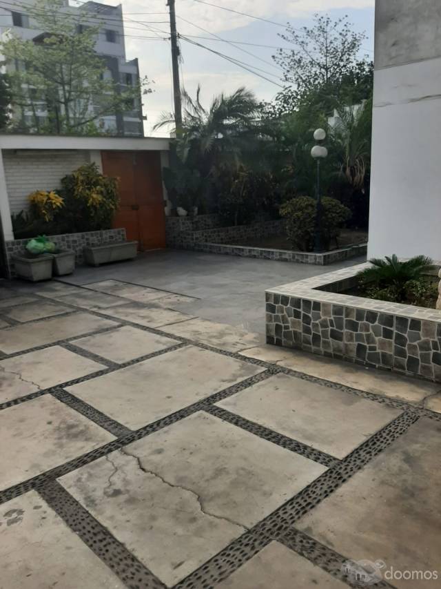 VENDO CASA COMO TERRENO EN SAN ISIDRO