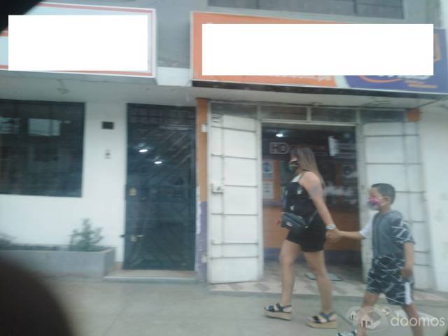 Vendo Casa de 2 pisos y 2 locales comerciales en plena Avenida