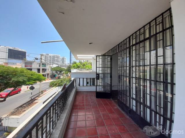 Casa de dos pisos, en Calle Manuel Miota, Miraflores