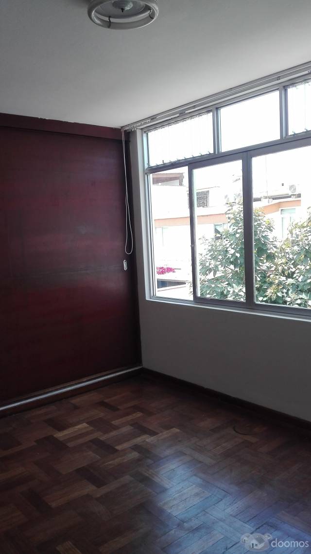 VENDO CASA 2 PLANTAS EN MIRAFLORES, URB. BENAVIDES