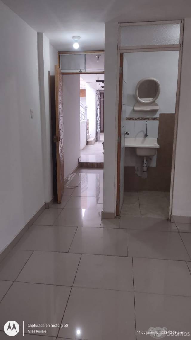 ALQUILO AMPLIA HABITACIÓN TIPO MINIDEPARTAMENTO EN TERCER PISO ALQUILO AMPLIA HABITACIÓN POR ESTRENAR CON BAÑO INCORPORADO, LAVADERO. EN TERCER PISO.