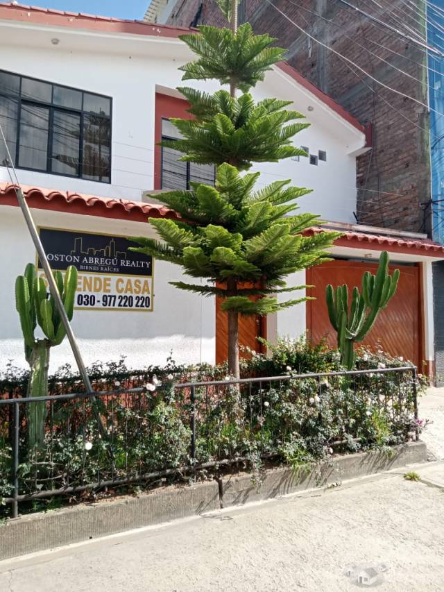 Casa de 2 Pisos con cochera Calle Uno Urb. La Merced