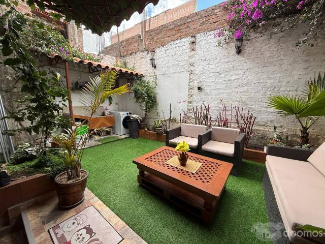 Casa de 3 Pisos con 6 dorm y Cochera cerca a la Av. José Olaya