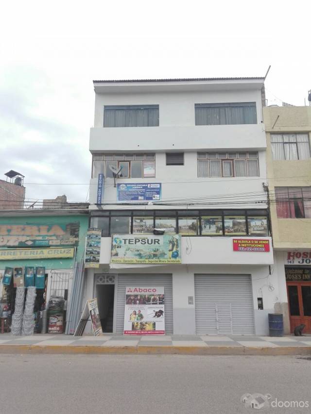 Casa 4 pisos con 2 tiendas zona comercial Sicuani