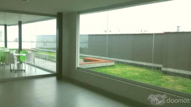 Amplia oficina de estreno con modernas áreas comunes, kitchenette.