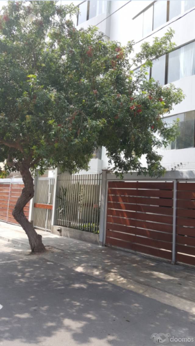 LINDO DEPARTAMENTO EN MIRAFLORES CON VISTA A LA CALLE  Cdra. 4 de Chiclayo! Excelente y céntrica ubicación. Completamente amoblado y equipado; De fácil acceso! Como nuevo!! 