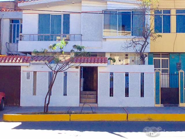 ALQUILO LOCAL PARA OFICINAS, CONSULTORIOS O AFINES EN AV. KENNEDY - AREQUIPA