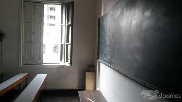 Alquilo aulas de clases con carpetas y pizarra de tiza