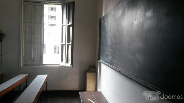 Alquilo aulas de clases con carpetas y pizarra de tiza