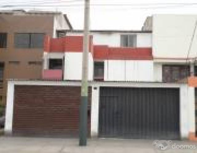 Alquilo linda CASA frente al hospital Neoplasicas