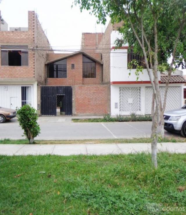 CASA 120 M2  DOS PISOS TECHADO 6ML x 20 ML FRENTE A PARQUE URB. SANTA ELISA LOS OLIVOS $ 155.000