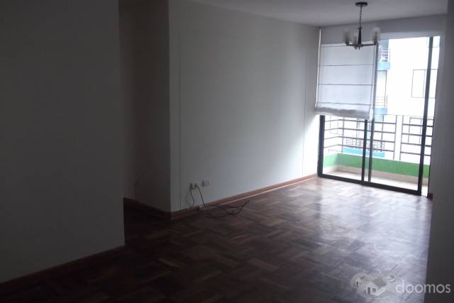 Alquilo departamento de 4 dormitorios en 6to piso con ascensor y con balcon con vista a jardin interior. 2 baños, estacionamiento opcional