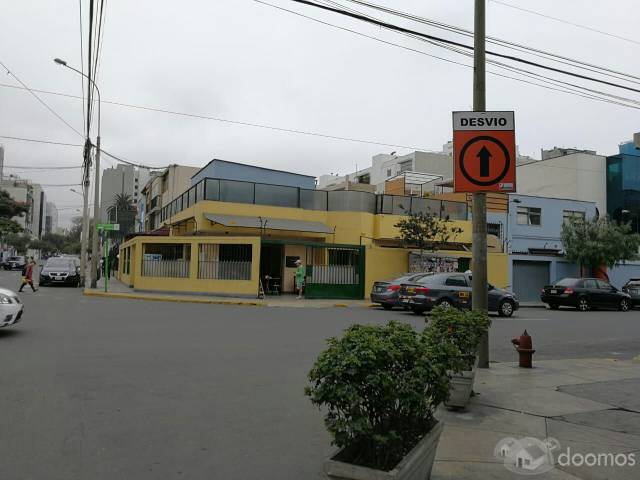 REMATO CASA  EN ESQUINA EN UNA DE LAS MEJOR ES ZONAS COMERCIALES DE MIRAFLORES