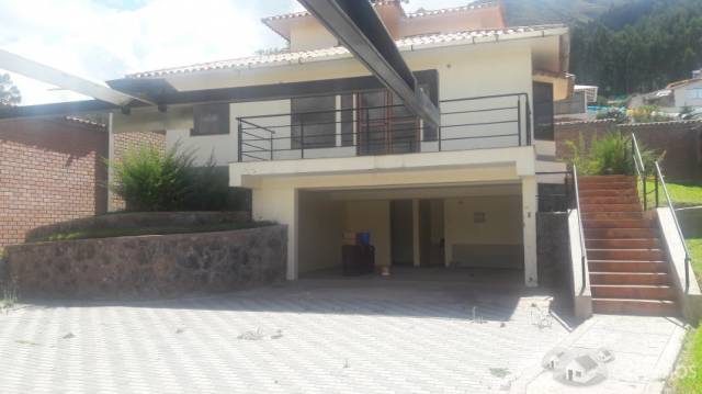 VENDO CASA EN RESIDENCIAL SANTA MARÍA DE 555M2