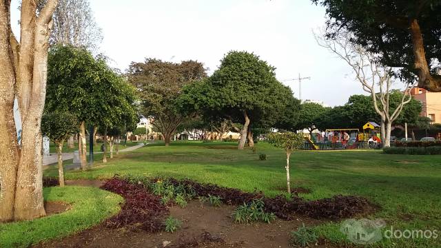 CASA FRENTE A PARQUE EN URB. LA CAPULLAN