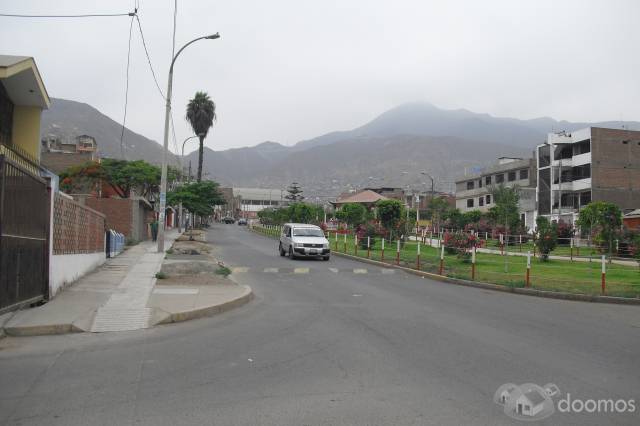 INMUEBLE DE 2 PISOS FRENTE AL PARQUE