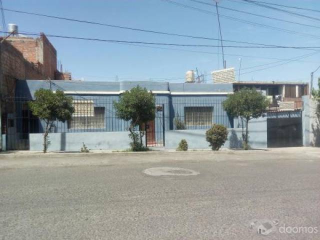 VENDO AMPLIA CASA CON DEPARTAMENTOS EN MARIANO MELGAR