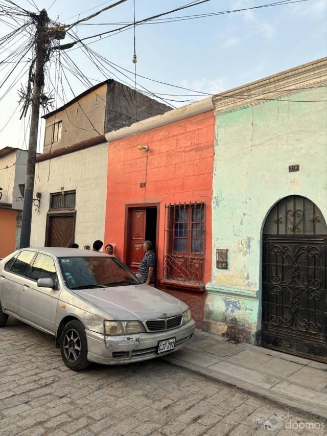 Casa antigua con documentación en regla en Sunarp y Municipalidad. 67 m2 de terreno con todos los servicios.