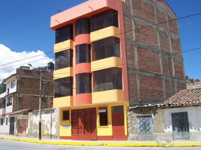 SE VENDE LOCAL COMERCIAL (1er piso del edificio), CON UN ÁREA OCUPADA DE 72 m2 (INCLUYE 2 SS.HH).