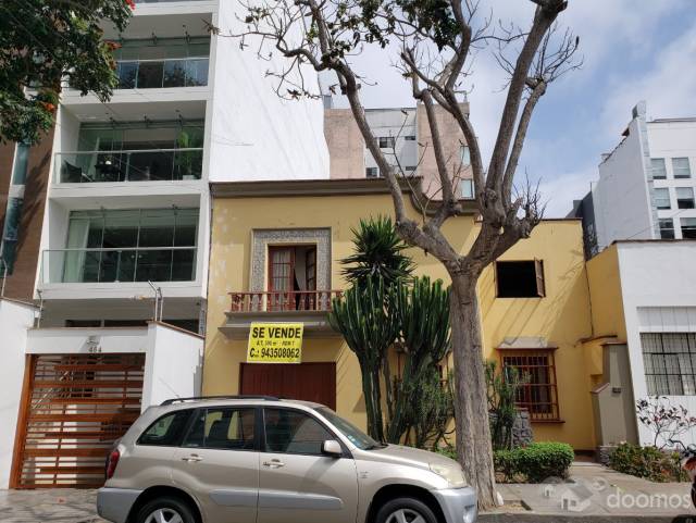 CASA/TERRENO Calle. Piura, Miraflores. A.T: 300m2, A.C: 360 m2