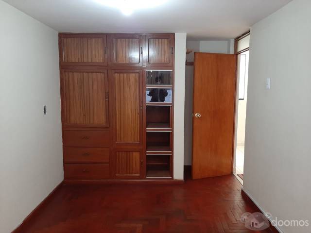 VENDO CASA CENTRICA DE 3 PISOS ,EN AVENIDA UNION MIRAFLORES, CERCA A LA FERIA DEL ALTIPLANO Y AGENCIAS BANCARIAS.